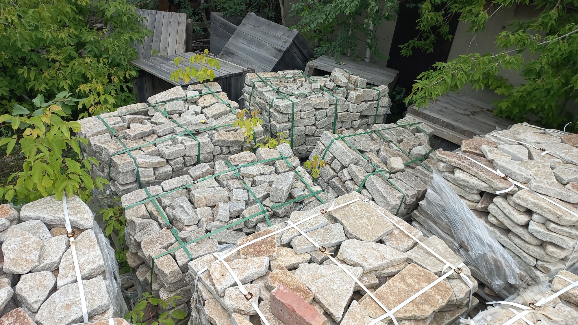 Плитняк галтованный гранитный для ландшафтного дизайна купить в Нижней Туре