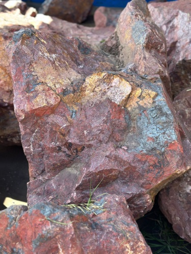 Камни для ландшафтного дизайна красно-фиолетовые 10-60 килограмм купить в Нижней Туре