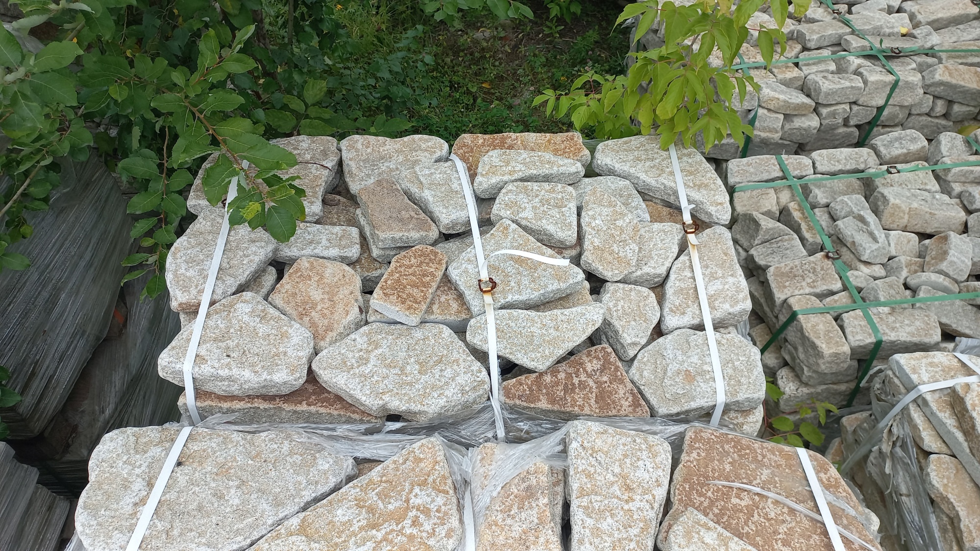 Плитняк галтованный гранитный для ландшафтного дизайна купить в Нижней Туре