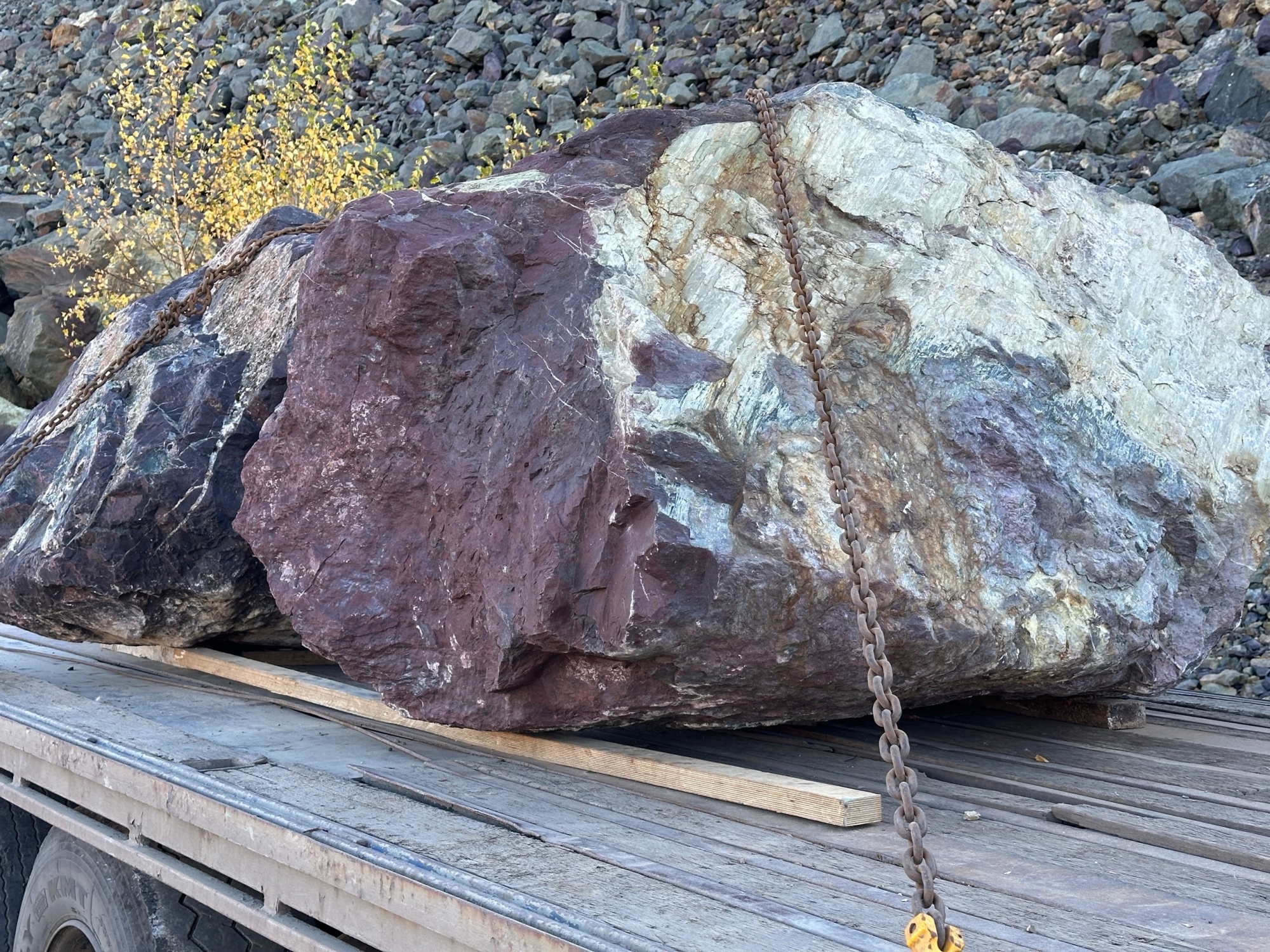 Огромные красно-фиолетовые валуны для ландшафтного дизайна весом более 5 тонн купить в Нижней Туре