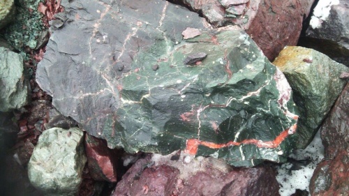 Гигантские зелёные валуны для ландшафтного дизайна весом более 5 тонн купить в Нижней Туре