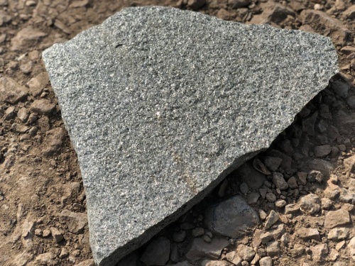 Плитняк златолит Уральский для цоколя, отмостки купить в Нижней Туре