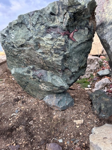 Гигантские зелёные валуны для ландшафтного дизайна весом более 5 тонн купить в Нижней Туре