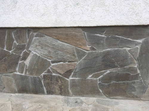 Плитняк златолит Уральский для цоколя, отмостки купить в Нижней Туре