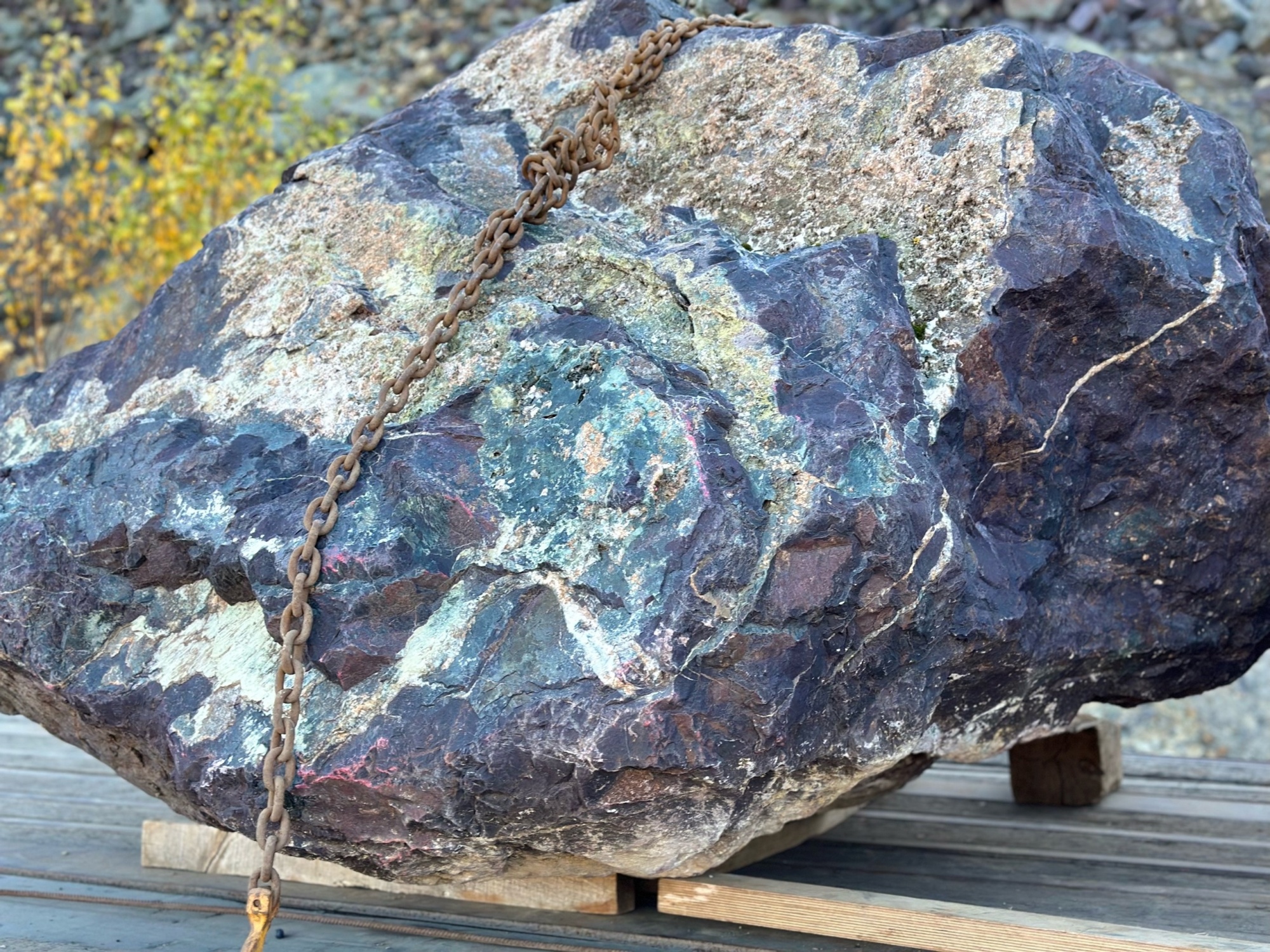 Огромные красно-фиолетовые валуны для ландшафтного дизайна весом более 5 тонн купить в Нижней Туре