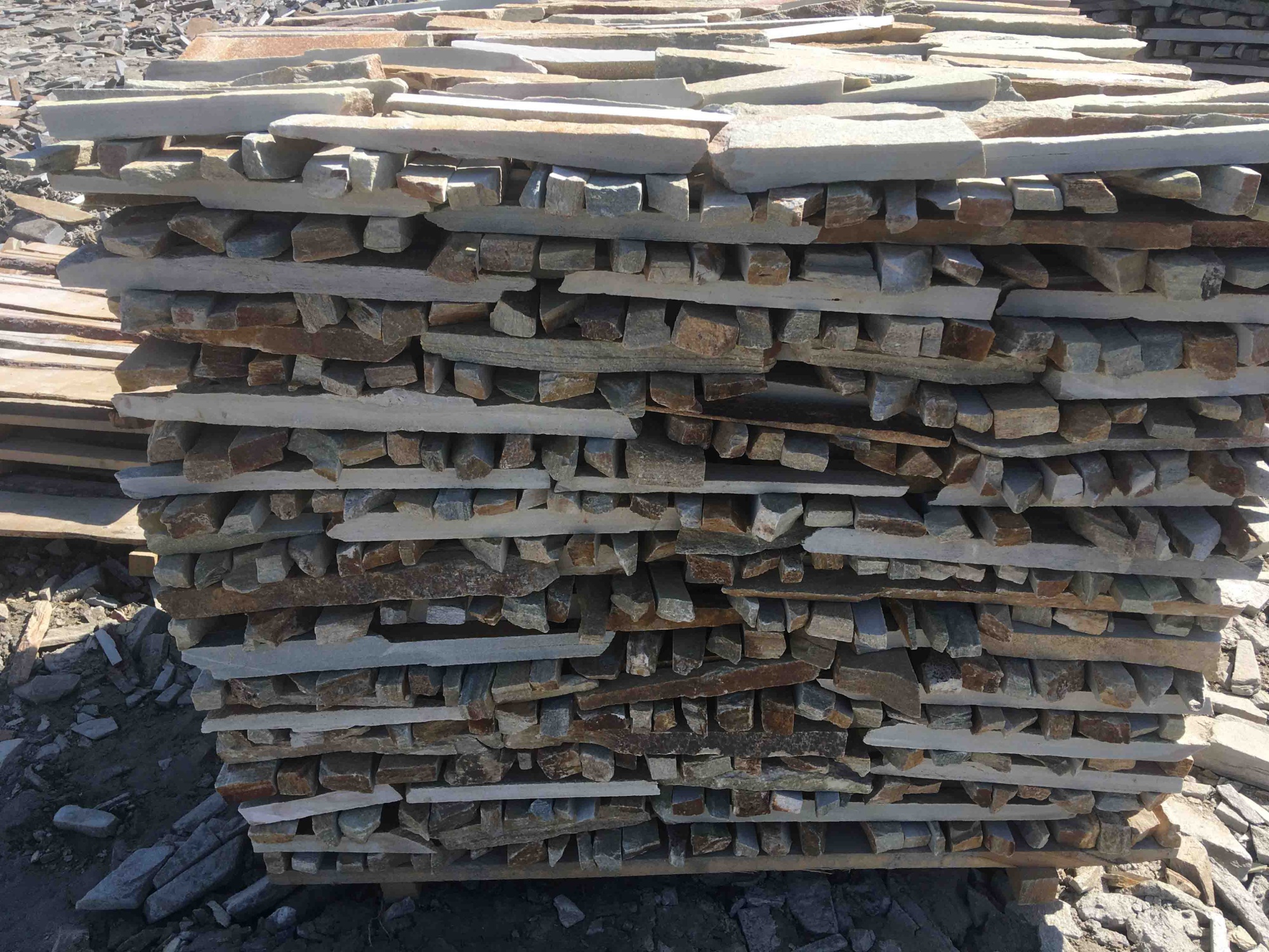 Горбушка златолит золотистый для облицовки купить в Нижней Туре