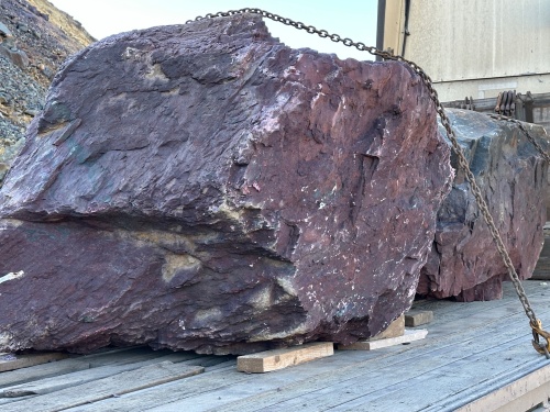 Огромные красно-фиолетовые валуны для ландшафтного дизайна весом более 5 тонн купить в Нижней Туре