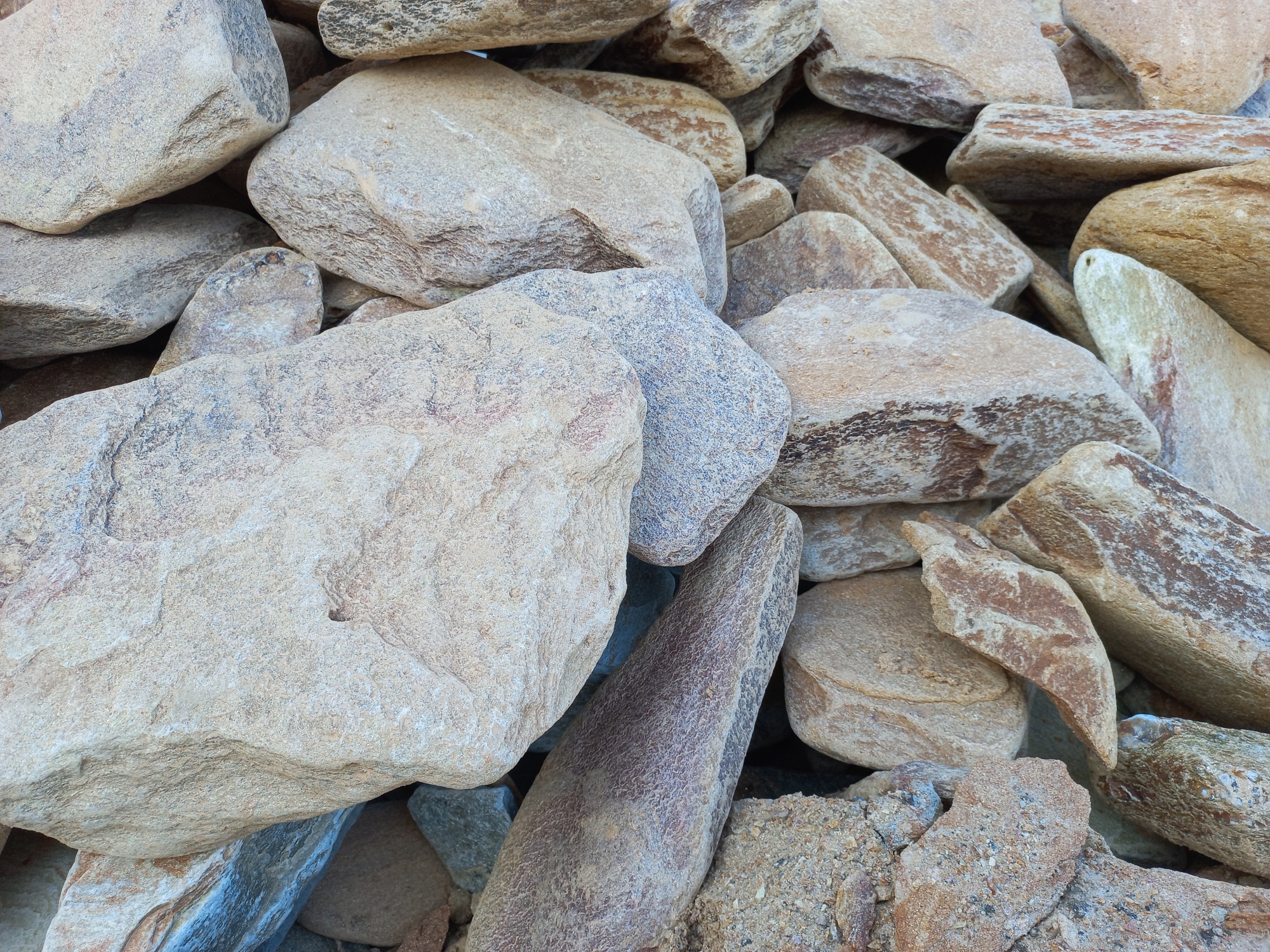 Златолит жёлтый, жёлто-зелёный глыбки и валуны для ланшафтного дизайна купить в Нижней Туре