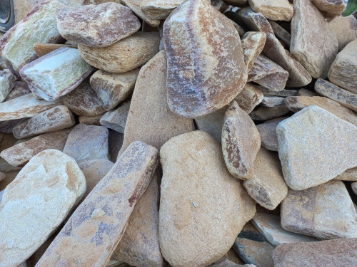 Златолит жёлтый, жёлто-зелёный глыбки и валуны для ланшафтного дизайна купить в Нижней Туре