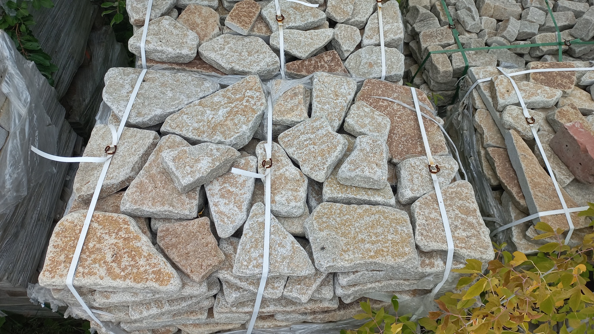 Плитняк галтованный гранитный для ландшафтного дизайна купить в Нижней Туре