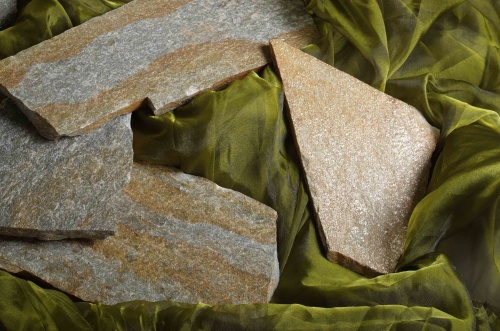 Плитняк златолит Уральский для цоколя, отмостки купить в Нижней Туре