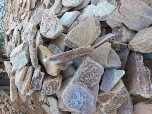 Златолит жёлтый, жёлто-зелёный глыбки и валуны для ланшафтного дизайна купить в Нижней Туре