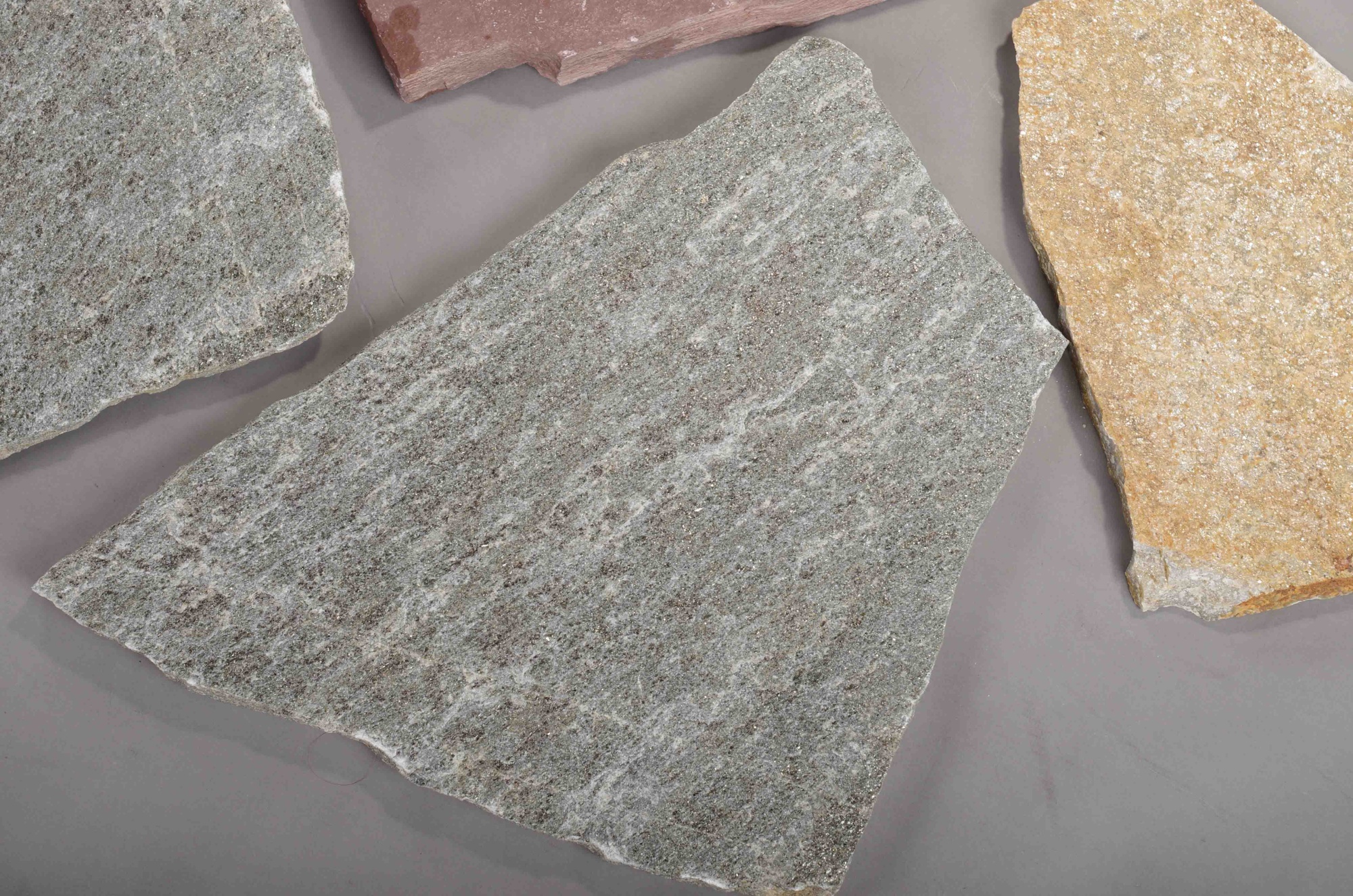 Плитняк златолит Уральский для цоколя, отмостки купить в Нижней Туре